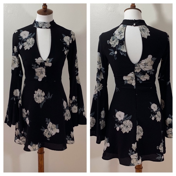 Socialite Dresses & Skirts - Socialite Harper Choker Bell-Sleeve Mini Dress